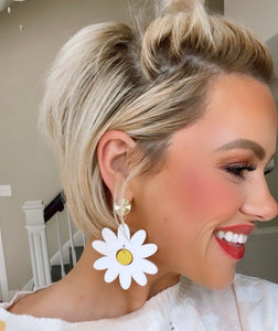 Cam-Sized Daisy Earrings